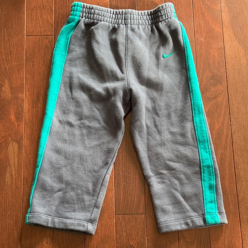 🫐3/$30 Nike Kids Navy Joggers with Teal Stripes size 24m